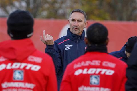 Erste Ansprache auf dem Trainingsplatz: der neue 05-Cheftrainer Achim Beierlorzer. Foto: Mainz 05