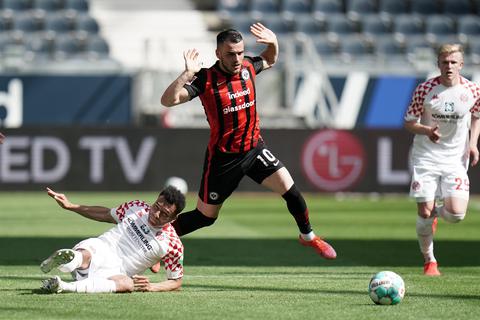 Filip Kostic (Mitte) gab in der ersten Halbzeit die Vorlage zu beiden Eintracht-Toren.  Archivfoto: dpa