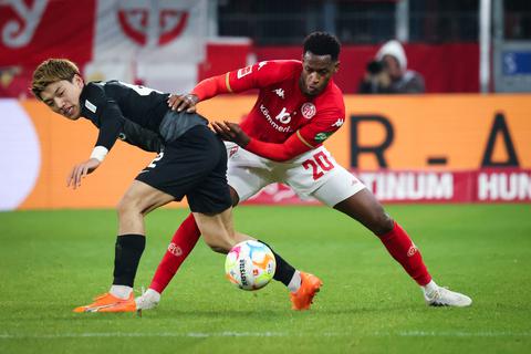 Umkämpftes Duell: Die 05er um Edimilson Fernandes (rechts) im Zweikampf mit Ritsu Doan.