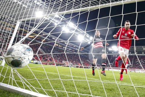 Da war die Welt für Mainz 05 trotz mäßiger Leistung noch in Ordnung: Levin Öztunali erzielt das 1:0.  Foto: Sascha Kopp