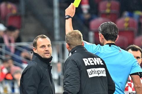 Schiedsrichter Deniz Aytekin zeigt dem Mainzer Trainer Bo Svensson im Spiel gegen Köln die Gelbe Karte. Foto: dpa/ Torsten Silz