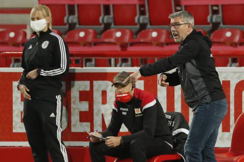 Union Berlins Trainer Urs Fischer (r) während des Spiels gegen Mainz 05. Foto: dpa