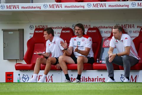 Gegen RB Leipzig gab Niko Bungert (links) ein überraschendes Comeback - auf der Trainerbank. Foto: Lukas Görlach