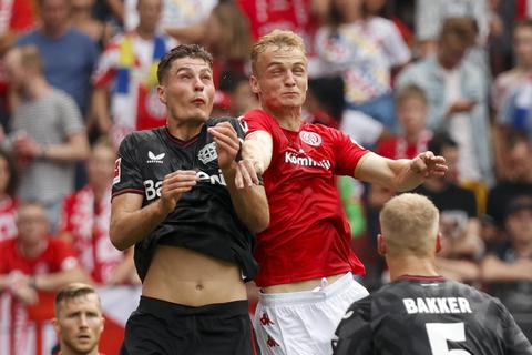 Alexander Hack ist für zwei Spiele gesperrt, Niklas Tauer (Mitte) ist der erste Nachrücker bei den Innenverteidigern. Foto: Sascha Kopp