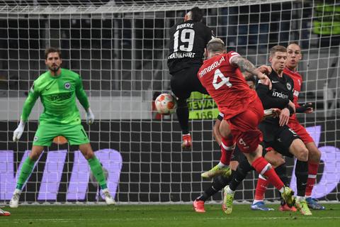 Antwerpens Radja Nainggolan (M.) trifft zum 1:1-Ausgleich. Eintracht-Keeper Kevin Trapp (l.) hat das Nachsehen Foto: dpa/Arne Dedert