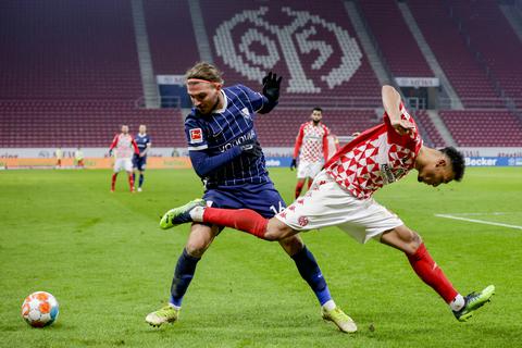 Der 05er Karim Onisiwo gegen Konstantinos Stafylidis; Szene aus dem zurückliegenden Bundesligaspiel zwischen Mainz 05 und dem VfL Bochum. Foto: Sascha Kopp