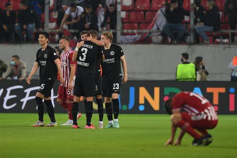 Frankfurts Spieler freuen sich über ihren Last-Minute-Sieg gegen Olympiakos Piräus. Foto: dpa
