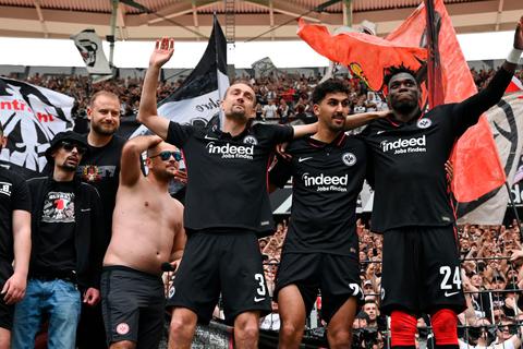 Die Frankfurter Ultras feierten nach dem vergangenen Heimspiel Danny da Costa (rechts) und Aymen Barkok (Mitte, neben Stefan Ilsanker) die den Verein im Sommer in Richtung Mainz verlassen. Foto: dpa 