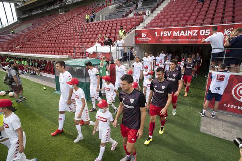 Die Einlaufkinder beim FSV Mainz 05 tragen Maske – wie hier beim Testspiel in der Saisonvorbereitung gegen Athletic Bilbao. Das sorgte nach dem Heimspiel gegen Berlin nun für einen Aufschrei im Internet. Zumindest in einem gewissen Kreis. Foto: Tim Würz