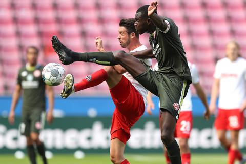 Kölns Mark Uth und der Mainzer Moussa Niakhate (rechts) im Zweikampf beim Auswärtsspiel Ende der vergangenen Saison. Foto: dpa