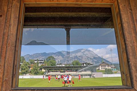 Kleine Fenster in der „Holz-Gegentribüne“ geben in Schwoich einen besonderen Blick auf die für einen Landesligisten eindrucksvolle Haupttribüne frei. Foto: René Vignéron