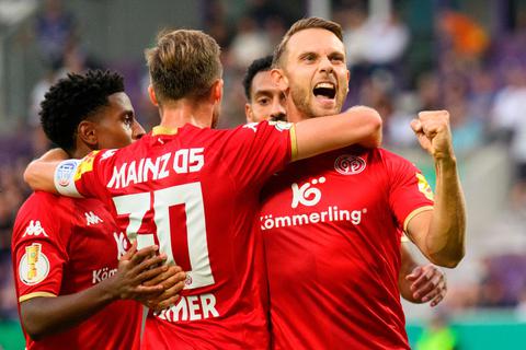 Es kann losgehen: 05-Stürmer Marcus Ingvartsen (rechts) und seine Teamkollegen freuen sich aufs Jubeln. Foto: dpa 