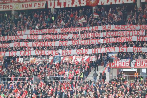 Fans von Mainz 05 halten Banner in der Opel Arena hoch. Foto: Sascha Kopp