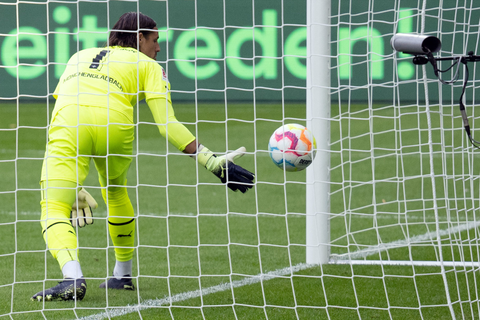 Mönchengladbachs Torhüter Yann Sommer kann das 0:1 nicht verhindern.  Foto: Bernd Thissen/dpa