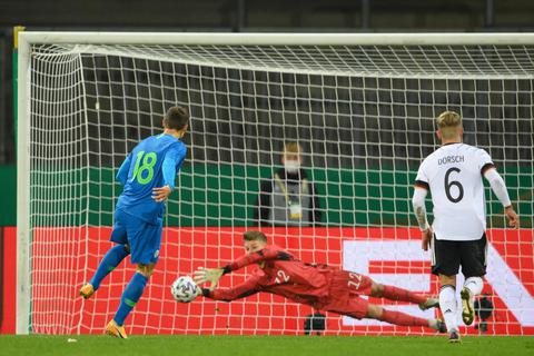 Beim Debüt gegen die Slowenien hält Finn Dahmen kurz vor Schluss einen Elfmeter. Gegen Wales steht er dann in der EM-Qualifikation in der Startelf. Foto: dpa