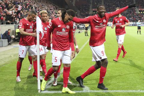 Jubelnde Mainz 05-Spieler nach dem 3:3-Ausgleich durch Jean-Philippe Mateta (re.). Foto: Lukas Görlach