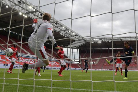 Massig Platz: RB-Stürmer Yussuf Poulsen kann komplett unbedrängt zum 2:0 einschieben. 05-Keeper Flo Müller muss das schludrige Abwehrverhalten seiner Vorderleute ausbaden. Foto: Patrick Scheiber/Jan Huebner