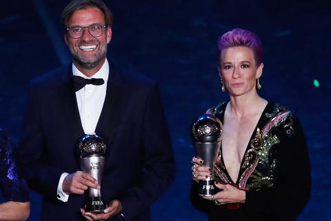 Jürgen Klopp und Megan Rapinoe mit ihren Auszeichnungen zum Welttrainer und zur Weltfußballerin des Jahres 2019. Foto: dpa