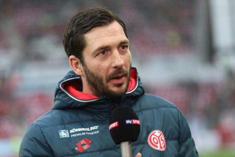 Mainz 05-Trainer Sandro Schwarz beantwortet Fragen vor dem Spiel. Foto: Lukas Görlach 