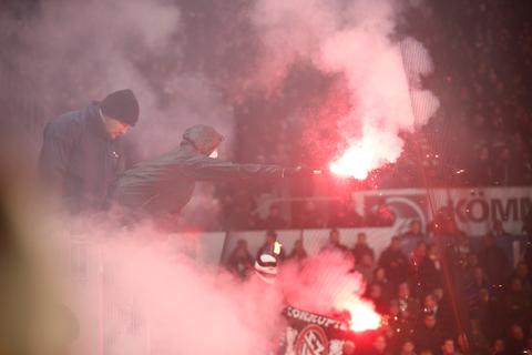 Pyro-Aktion der Frankfurter Fans.  Foto: Sascha Kopp 