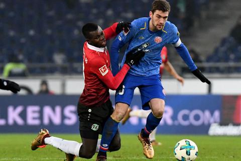 Hannovers Ihlas Bebou (l.) im Zweikampf mit dem Mainzer Stefan Bell. Foto: dpa 