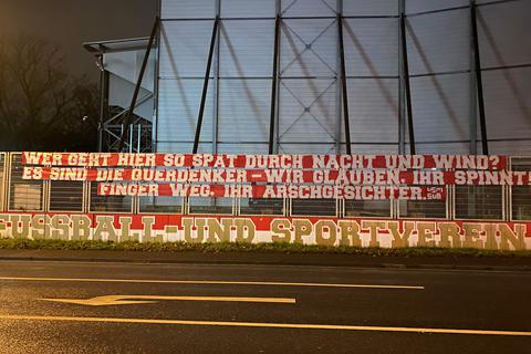 Das neue Banner hängt erneut am Bruchwegstadion.  Foto: Bardo Rudolf