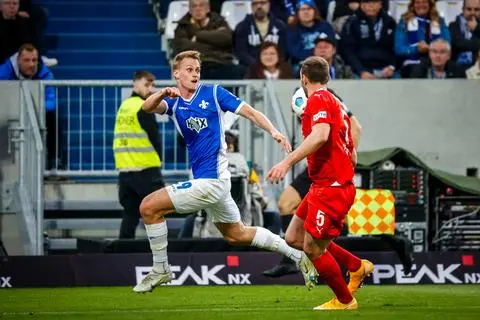 Laufduell: Darmstadts Oscar Vilhelmsson (links) gegen Heidenheims Benedikt Gimber.