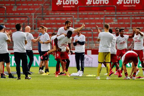 Die Mainzer Spieler feiern den starken Sieg gegen Bremen. Foto: Sascha Kopp