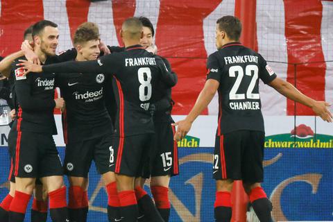 Frankfurts Jesper Lindström (2.v.l) jubelt mit seinen Teamkameraden über seinen Treffer zum 0:1 in Freiburg. Foto: dpa