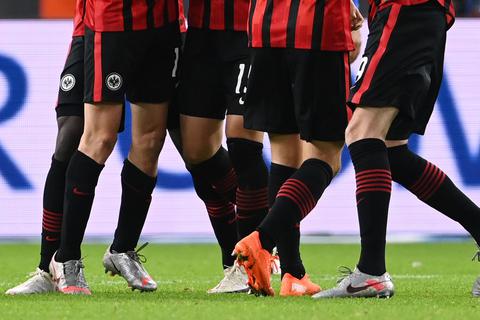 Mehrere Kicker von Eintracht Frankfurt bei einem Spiel.  Symbolfoto: dpa