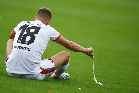 Daniel Brosinski sitzt nach der 0:3-Niederlage gegen Freiburg sichtlich geknickt auf dem Rasen. Foto: dpa