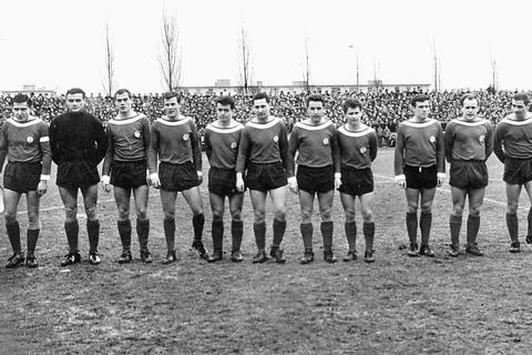 Die Pokalhelden des FSV Mainz 05 aus der Saison 1964/65 mit Heinz Wassermann (Zweiter von rechts).     Foto: Archiv VRM