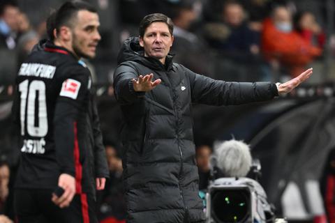 Frankfurts Cheftrainer Oliver Glasner (r.) dirigiert das Spiel seiner Mannschaft.  Foto: dpa