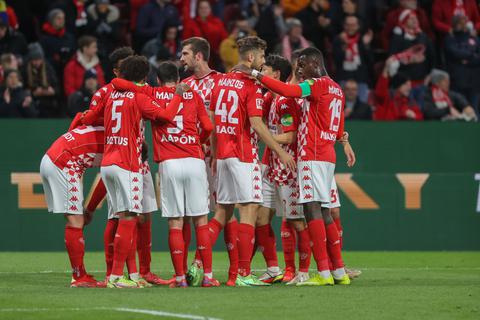 Kollektiver Jubel bei Mainz 05 nach dem Tor zum 3:0 gegen den FC Augsburg. Foto: René Vigneron