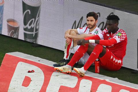 Mainz-05-Abwehrmann Danny da Costa sitzt nach dem Spiel neben Köln Jonas Hector an der Bande und unterhält sich mit ihm. Foto: dpa
