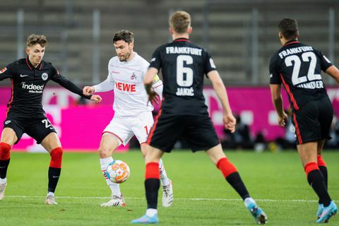 Jonas Hector (2.v.l.) und Frankfurts Jesper Lindström (l.) versuchen an den Ball zu kommen.  Foto: dpa