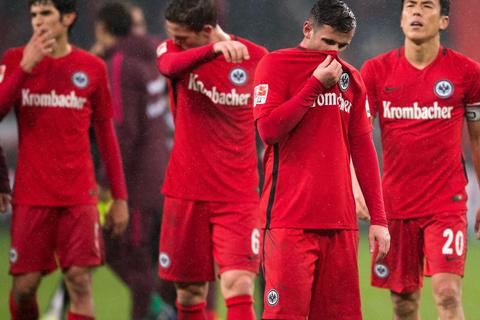 Enttäuschung: Die Eintracht-Spieler verlassen in Leverkusen den Platz. Foto: dpa 