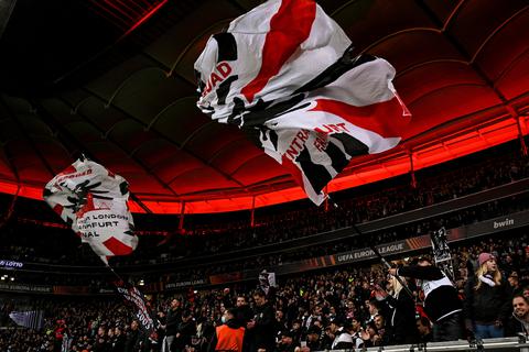 Die Eintracht-Fans im Spiel gegen Olympiakos Piräus. Foto: Jan Huebner