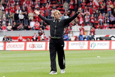 Mai 2007 - der erste und bislang einzige Abstieg der 05er aus der Bundesliga: Trotz eines 3:0-Heimerfolgs gegen Borussia Mönchengladbach am vorletzten Spieltag ist der Klassenverbleib praktisch nicht mehr möglich. Der damalige Trainer Jürgen Klopp bedankt sich nach dem Abpfiff in seiner legendären "Heute-ist-nicht-alle-Tage"-Rede bei den Fans. Archivfoto: Sascha Kopp 