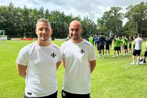 Der eine übergibt an den anderen und übernimmt eine neue Aufgabe: Der bisherige Teammanager der Lilien Michael Stegmayer (l.) übergibt sein Amt an den bisherigen Mannschaftsbetreuer Matthias Neumann. Stegmayers neu geschaffene Position: "Leiter Organisation Lizenzspielerabteilung".