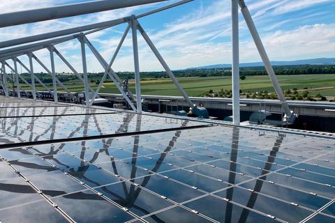 Rund 470 Tonnen CO2 sparen die 05er durch die Photovoltaikanlage auf dem Dach der Mewa Arena jährlich ein.Foto: Pascal Affelder 
