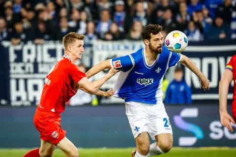 Im Haltegriff: Luca Pfeiffer (rechts) gegen Heidenheims Jan Schöppner.