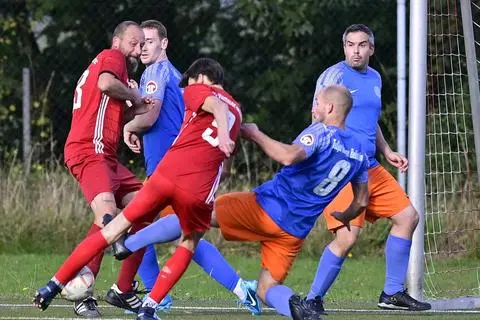 im Laufe der Saison mischte Steffen Becker (links mit der Nummer 13) aushilfsweise selbst als Spieler mit. In dieser Szene ballert Tim Weg (Nummer 9) aufs Tor des ebenfalls abstiegsbedrohten TuSpo Beilstein II. Foto: Henrik Schneider