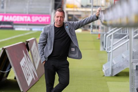 Lässig: SVWW-Trainer Markus Kauczinski an seinem neuen Arbeitsplatz in der Brita-Arena. Foto: René Vigneron