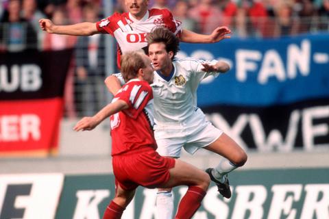 Eric Wynalda (weißes Trikot) war der Hauptprotagonist des letzten Saarbrücker Heimspiels gegen den FCK. 1992 erzielte er beide Tore beim 2:0 des FCS. Die Saarländer stiegen dennoch ab.  Foto: imago 