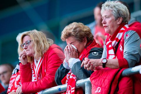 Die leidensfähige Anhängerschaft des 1. FC Kaiserslautern hat schon viel miterleben müssen. In diesem Jahr droht der Absturz in die Regionalliga. Archivfoto: dpa 