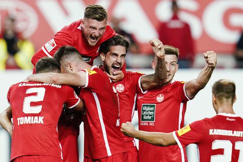 Kaiserslauterns Mannschaft jubelt über das Tor zum Endstand von 2:1. Foto: picture alliance/dpa | Uwe Anspach