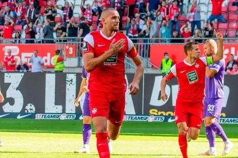 René Klingenburg (links) bringt den FCK nach sieben Minuten bereits in Führung. "Ibuprofen macht's möglich", sagt er, nachdem er unter der Woche kaum trainieren konnte. Foto: imago/Schmitt 