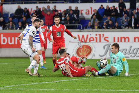 Nimm du ihn, ich hab ihn: Das Eigentor zum 1:1 hat gleich mehrere Protagonisten im Spiel des 1. FC Kaiserslautern beim MSV Duisburg.  Foto: imago