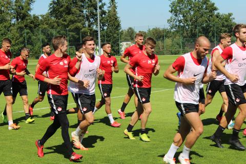 Aufgalopp: Der FCK startet mit 18 Feldspielern und drei Torhütern in die Saison-Vorbereitung.            Foto: Tommy Rhein